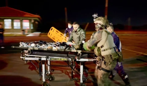 FAB resgata mulher com malária cerebral e criança desidratada em missão noturna na Terra Yanomami