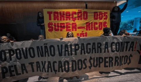 Movimento Sem-Teto ocupa edifício em São Paulo e pressiona por taxação dos milionários