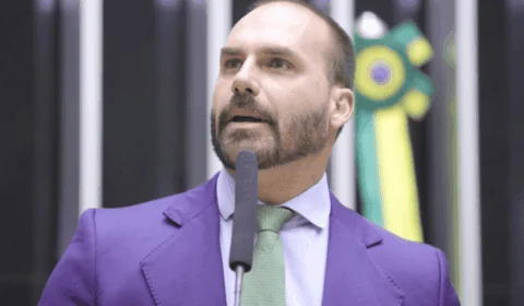 Mandato de Eduardo Bolsonaro pode ser ameaçado após fim da licença; deputado mira Moraes