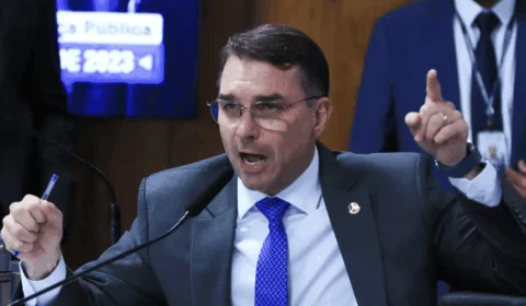 Flávio Bolsonaro intensifica ofensiva e pede impeachment de Moraes