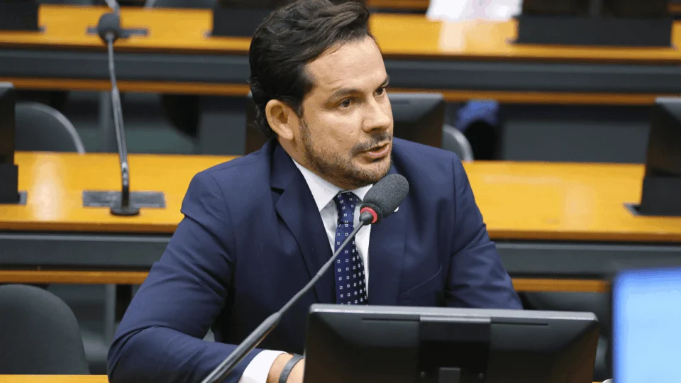 Alberto Neto culpa Lula e Moraes por crise com EUA; esquerda reage