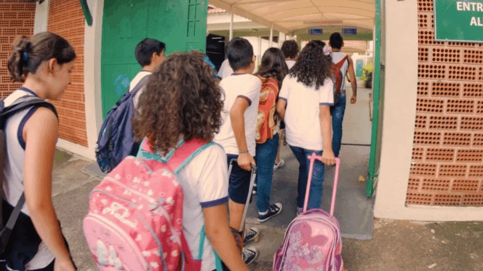 Raça, gênero e pobreza mantêm quase 1 milhão de jovens longe da escola no Brasil