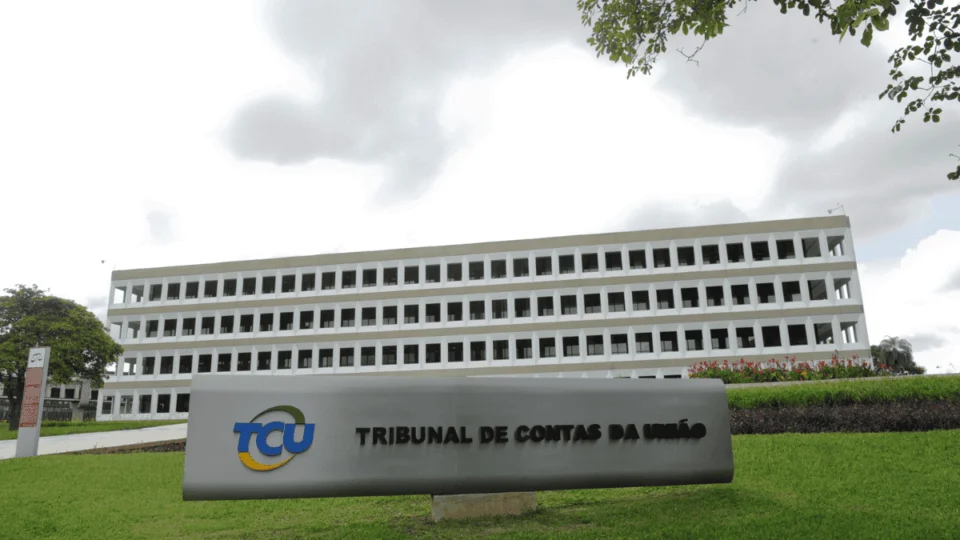 Homem com tornozeleira eletrônica tenta invadir sede do TCU e é detido por segurança