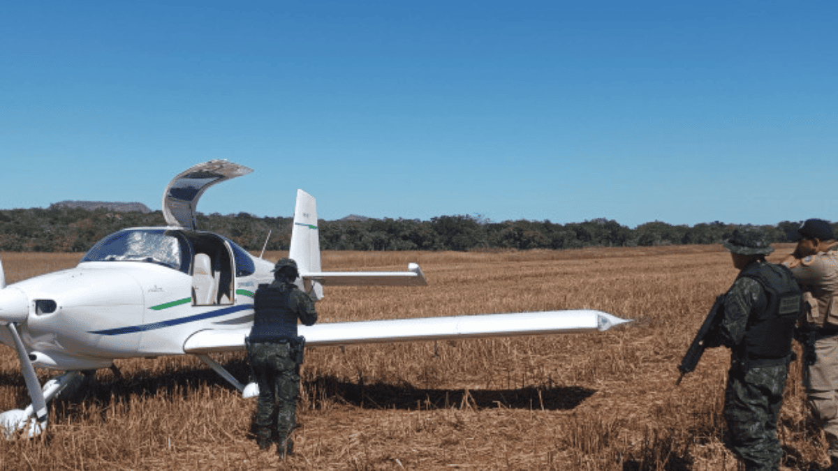 O avião estava abandonado em uma lavoura e a descoberta foi feita por equipes do 11º Batalhão da PMTO, sediado em Dianópolis