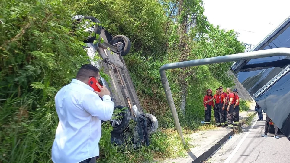 Carro capota após motorista perder o controle e atingir placa na avenida das Flores, em Manaus