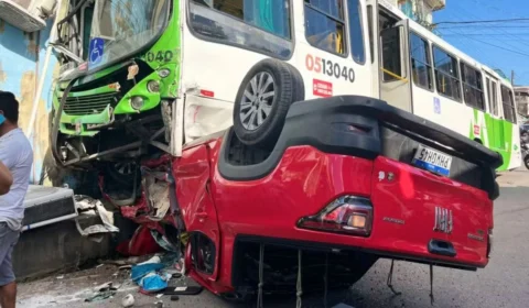 Carro capota e vai parar embaixo de ônibus na zona Oeste de Manaus; veja vídeo