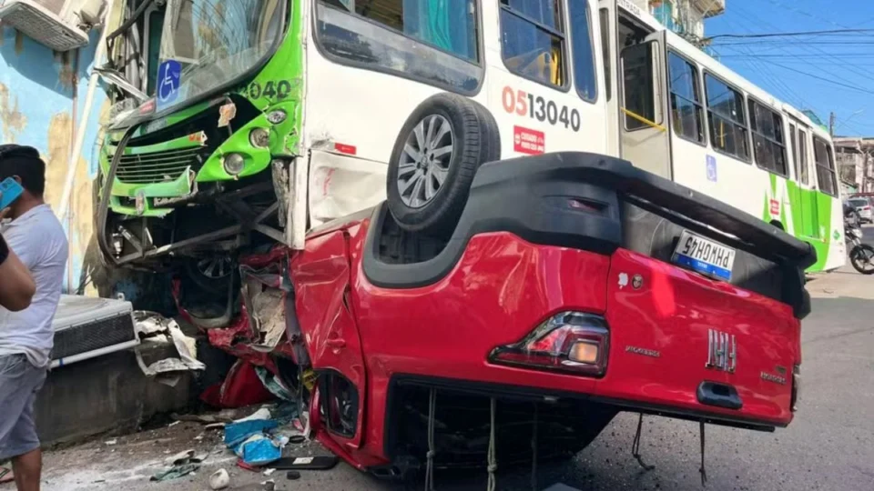 Carro capota e vai parar embaixo de ônibus na zona Oeste de Manaus; veja vídeo