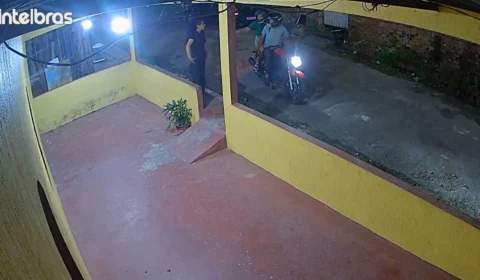 Jovem é assaltada por casal armado ao voltar de igreja no Jorge Teixeira, em Manaus; veja vídeo