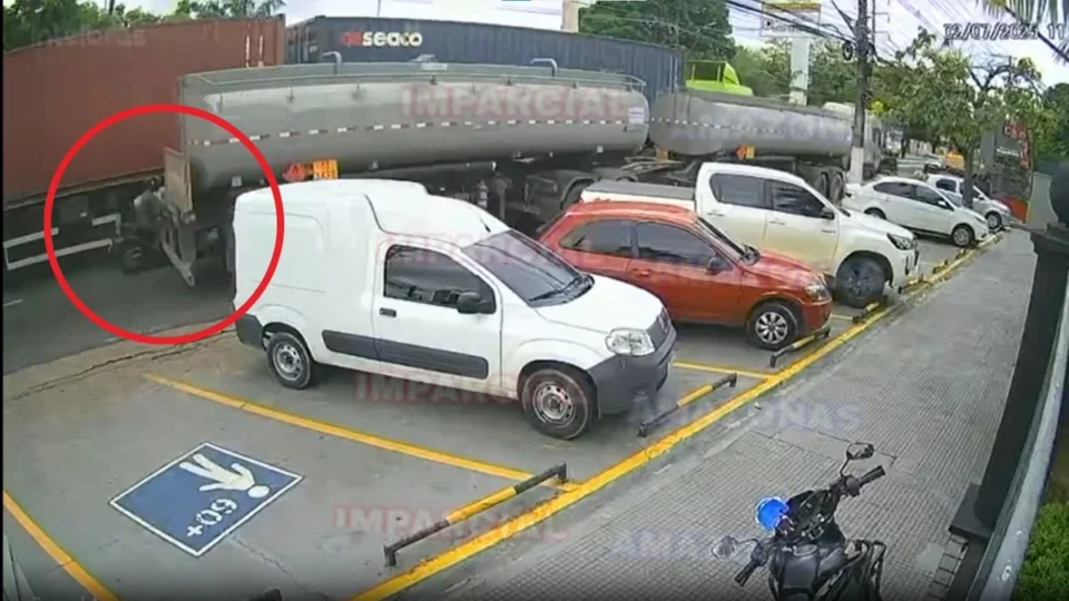 VÍDEO: câmera mostra momento em que tenente da FAB fica entre duas carretas e morre em Manaus