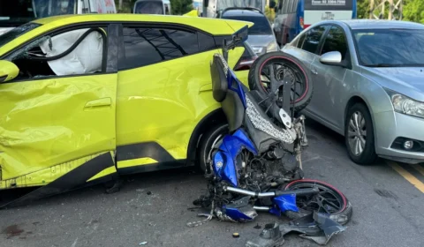 Motorista faz retorno irregular e deixa motociclista ferido na zona Leste de Manaus; veja vídeo