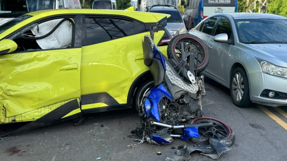 Motorista faz retorno irregular e deixa motociclista ferido na zona Leste de Manaus; veja vídeo