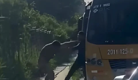 Motoristas de ‘amarelinhos’ trocam socos e quebram veículos durante briga em Manaus; veja vídeo