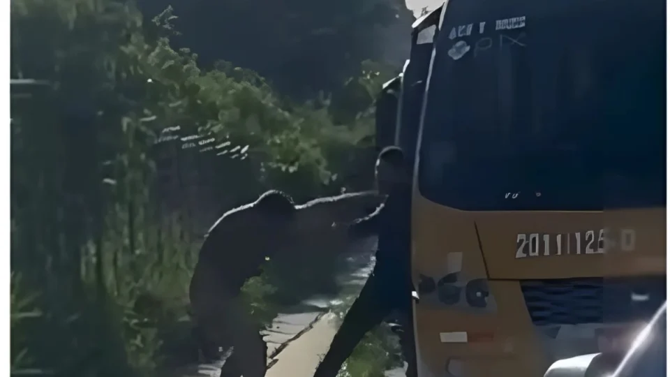Motoristas de ‘amarelinhos’ trocam socos e quebram veículos durante briga em Manaus; veja vídeo