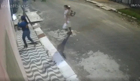 Câmeras flagram mulher sendo agredida com capacete por companheiro em Parintins; veja vídeo