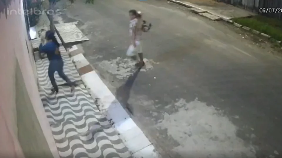 Câmeras flagram mulher sendo agredida com capacete por companheiro em Parintins; veja vídeo