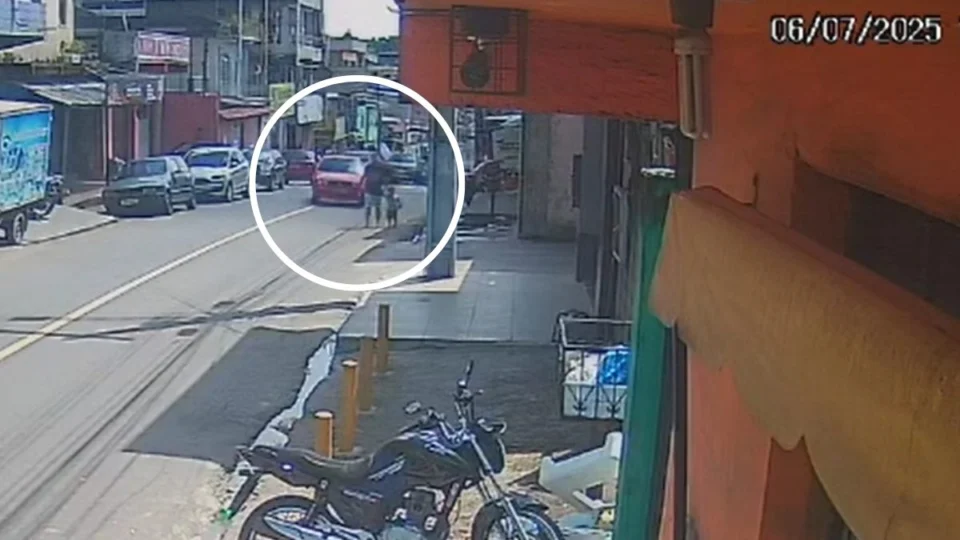 Câmeras flagram momento em que pai e filho são atropelados por carro na Compensa, em Manaus; veja vídeo