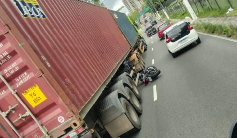 Tenente da FAB morre em acidente de moto ao tentar passar entre carretas em Manaus; veja vídeo