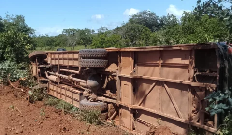 Ônibus tomba em curva na RR-171 e deixa três passageiros em estado grave