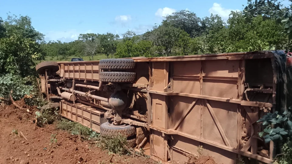 Ônibus tomba em curva na RR-171 e deixa três passageiros em estado grave