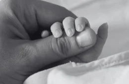 Corpo de bebê é encontrado em lixeira no Amazonas; urubus cercavam o local