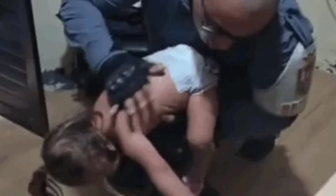 Vídeo mostra momento em que policiais salvam bebê de 1 ano engasgada no Amazonas; veja