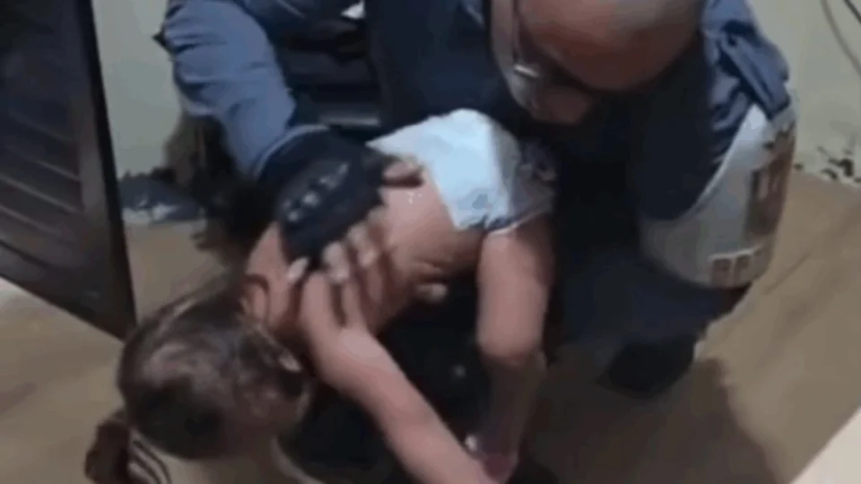 Vídeo mostra momento em que policiais salvam bebê de 1 ano engasgada no Amazonas; veja