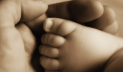 Bebê recém-nascido é abandonado morto em área de descarte de lixo, em Manaus