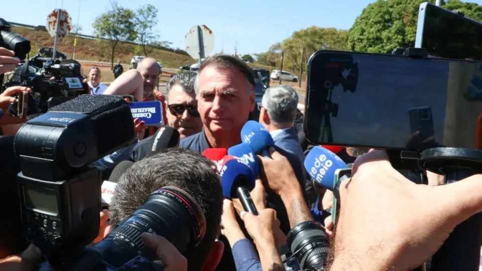 STF mantém tornozeleira eletrônica e restrições a Bolsonaro por risco de fuga e obstrução da Justiça
