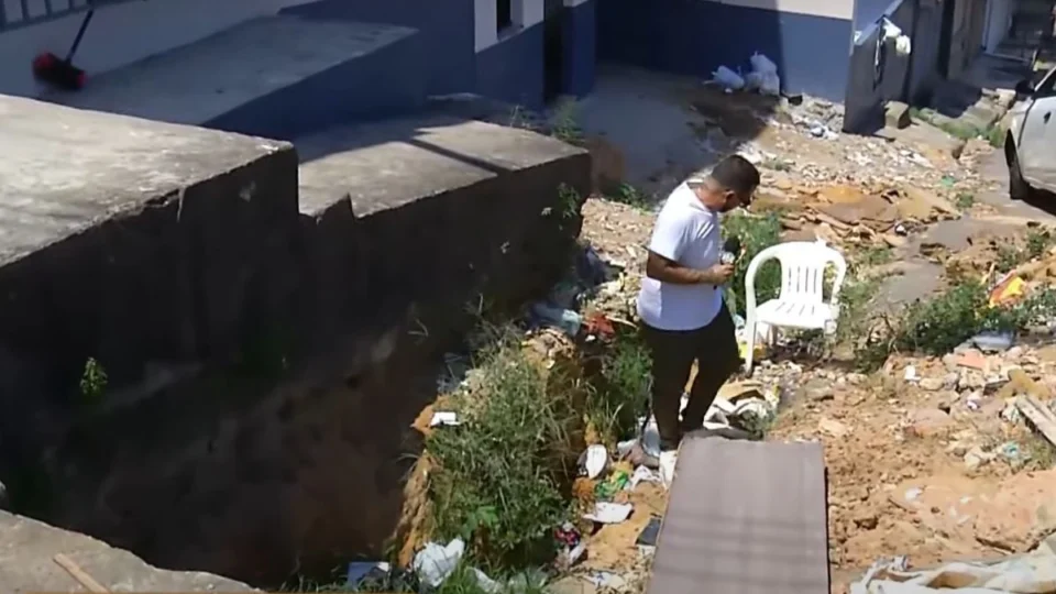 Buraco de mais de 3 metros continua aberto no Nova Esperança, em Manaus