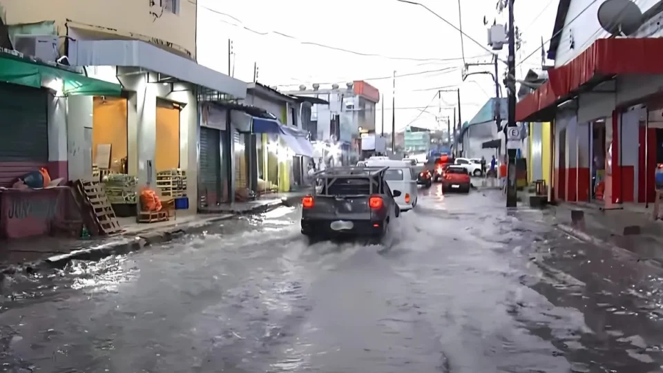 Ruas do Centro de Manaus começam a formar ‘espelhos d’água’ devido à cheia; veja imagens