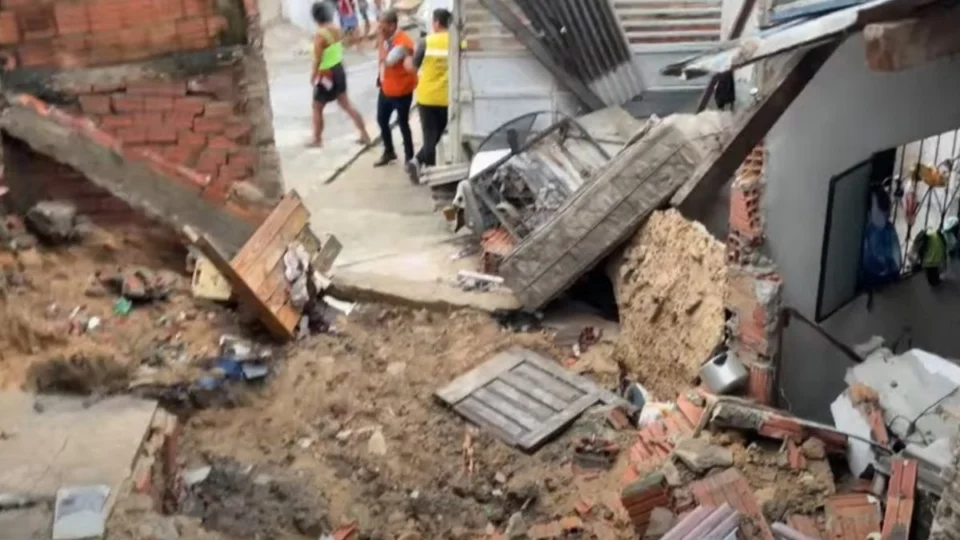 VÍDEO: chuvas provocam desabamentos, alagamento e destelhamentos em Manaus nesta quinta (31)