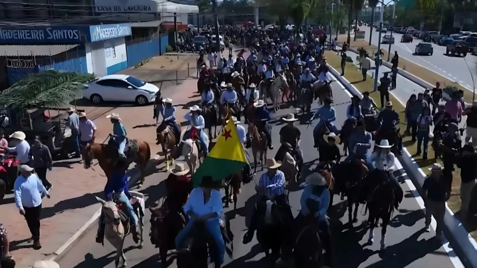 ‘Expoacre 2025’ começa com cavalgada e celebra 50 anos da maior feira agropecuária do Acre