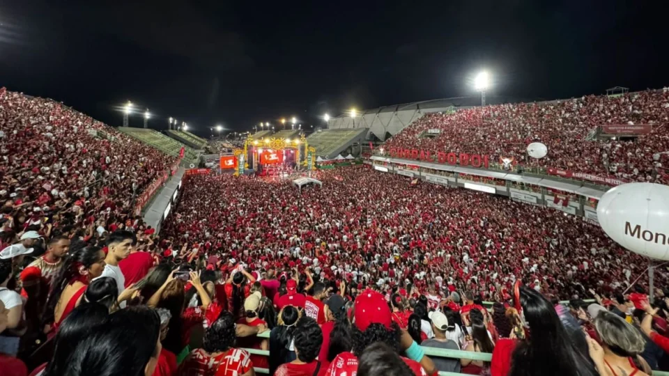 Festa da vitória do Boi Garantido lota Sambódromo e gera tumulto em Manaus