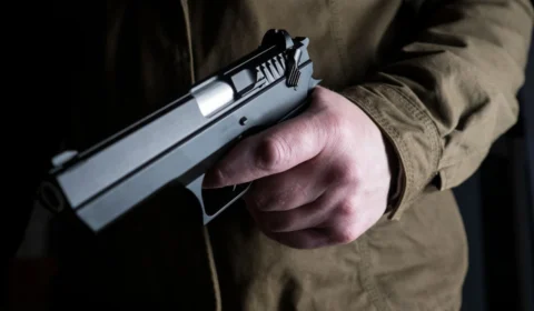 Homem atira em amigo acidentalmente durante caça em área de mata em Manaus