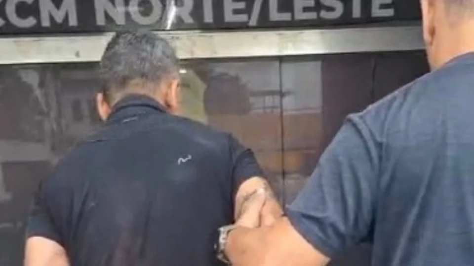 Homem estrangula mulher na frente da filha após discussão por causa do almoço em Manaus