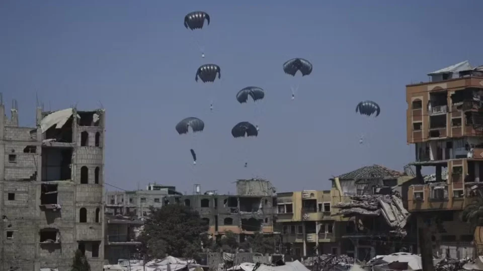 Israel entrega alimentos em Gaza e anuncia trégua de 10h após pressão internacional; entenda