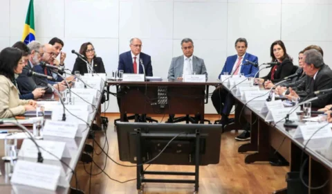 Governo Lula discute tarifa de 50% imposta por Trump com empresários e avalia retaliação contra EUA