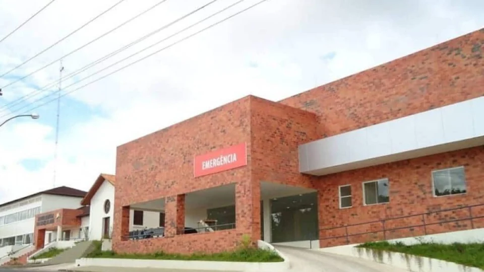 Bebê sofre queimaduras graves durante banho em maternidade