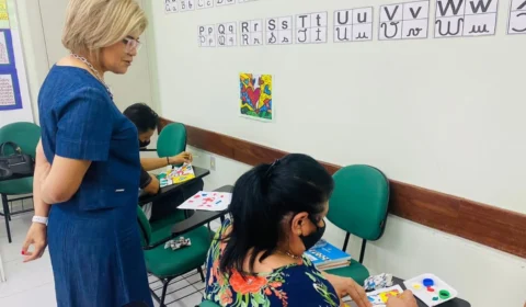 Matrículas para adultos e idosos que querem voltar a estudar estão abertas em Manaus; veja como se inscrever