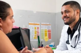 Governo lança programa para ampliar número de médicos especialistas no SUS; veja como participar