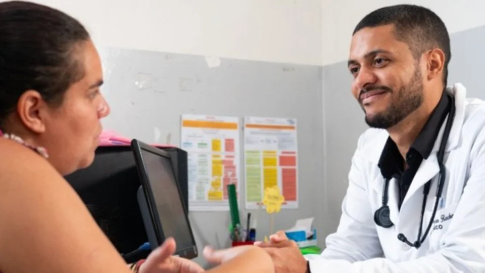 Governo lança programa para ampliar número de médicos especialistas no SUS; veja como participar
