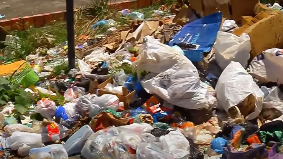 Moradores denunciam abandono na coleta de lixo na rua Comandante Lacerda, bairro Jorge Teixeira, em Manaus