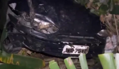Motorista embriagado foge após capotar carro com quatro crianças em Manaus