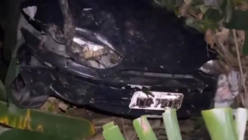 Motorista embriagado foge após capotar carro com quatro crianças em Manaus