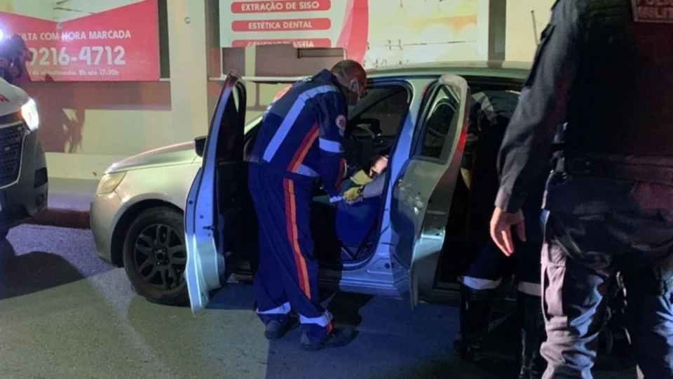 Mulher é achada morta em carro estacionado no Parque 10, zona centro-sul de Manaus