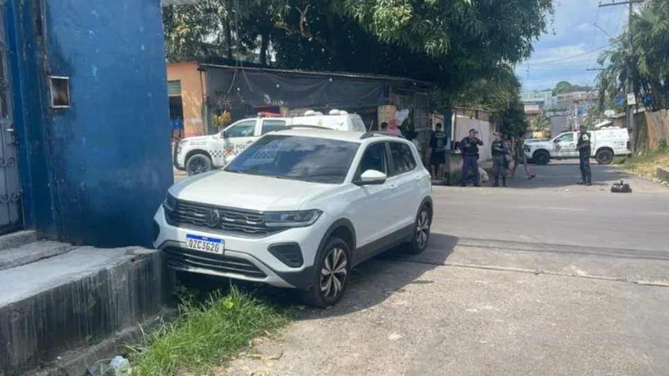 Pai é morto a tiros ao lado do filho de 4 anos dentro de carro em Manaus