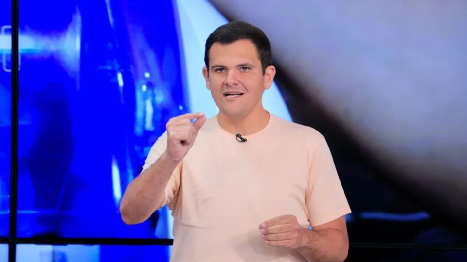 Renato Júnior, destaca uso de inteligência artificial, combate às queimadas e ampliação do passe livre em Manaus