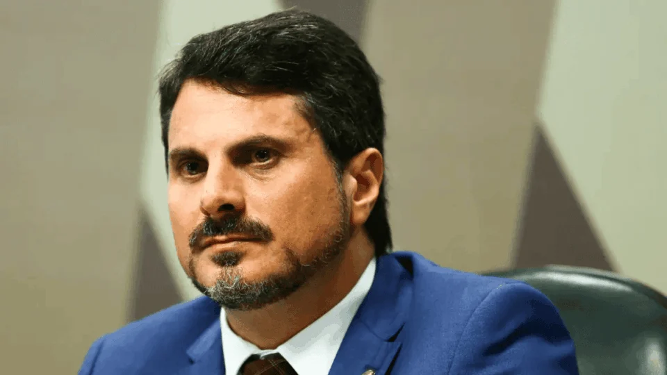 Senador é alvo da PF e terá que usar tornozeleira por ordem de Moraes