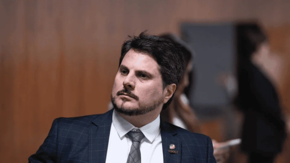 O que diz a defesa do senador Marcos do Val após ação da PF autorizada pelo STF