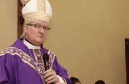 Quem é o bispo que pediu bênção contra o comunismo em ato religioso